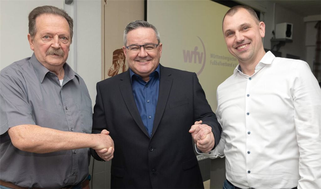 Der Bezirksvorsitzende Ingo Ernst (Mitte) verabschiedet Eckart Streckfuß (li.) und begrüßt Tobias Lauber als neuen Schiedsrichter-Obmann. Foto: Fotomoment