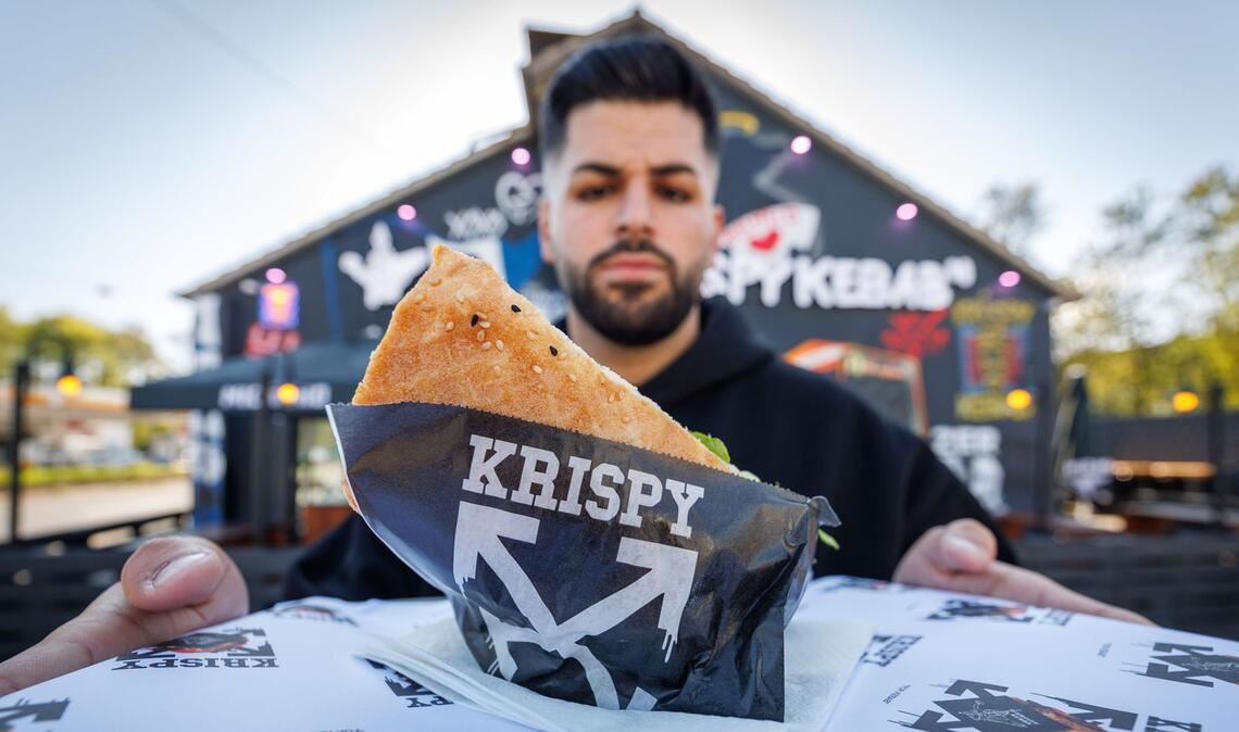 Der Bielefelder Dönerketten-Betreiber Sergen Kolcu hat sich die Marke „Krispy Kebab“ vor Jahren rechtlich schützen lassen.