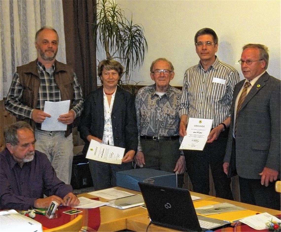 Der Bienenzüchterverein ehrt seine verdienten Mitglieder.
