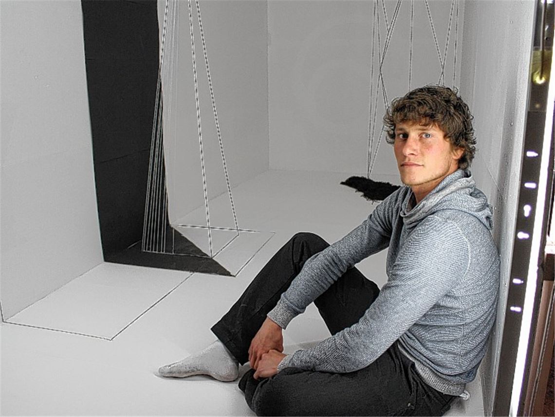 Der Bildhauer Manuel Knapp sitzt im Atelier in Großglattbach in seinem „Proberaum“, in dem er an der Umsetzung seiner Ideen arbeitet. Dass die Kunstproduktion meist ein einsames Geschäft ist, stört den 30-Jährigen nicht. Bei der körperlich sehr fordernden Arbeit, die ein hohes Maß an Konzentration verlange, brauche er seine Ruhe.
