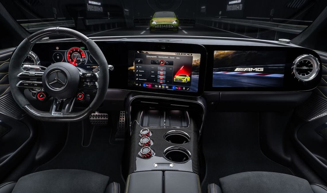 Der Bildschirm im Cockpit ist leicht zum Fahrer gedreht. Für einen Aufpreis gibt es auch für den Beifahrer ein Display. Neu sind auch drei Drehregler in der Mittelkonsole, mit denen der Fahrer individuell das Ansprech-, Kurven- und Schlupfverhalten einstellen kann.