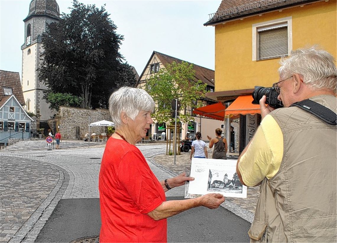 Der Bischof-Wurm-Platz als Motiv: Marlies Schäfer-Gollnow und Peter Herttrich.