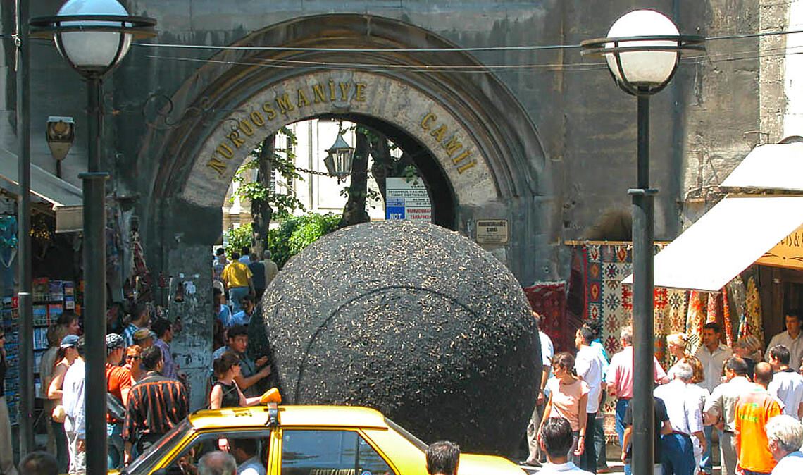 Ein schwarzer Ball erobert die Region Der Black Ball in Aktion: Künstlerin Yvonne Dröge Wendel ist mit der Installation international – hier in Istanbul – unterwegs, Foto: privat