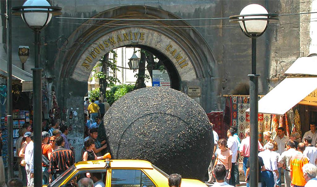 Der Black Ball in Aktion: Künstlerin Yvonne Dröge Wendel ist mit der Installation international – hier in Istanbul – unterwegs, Foto: privat