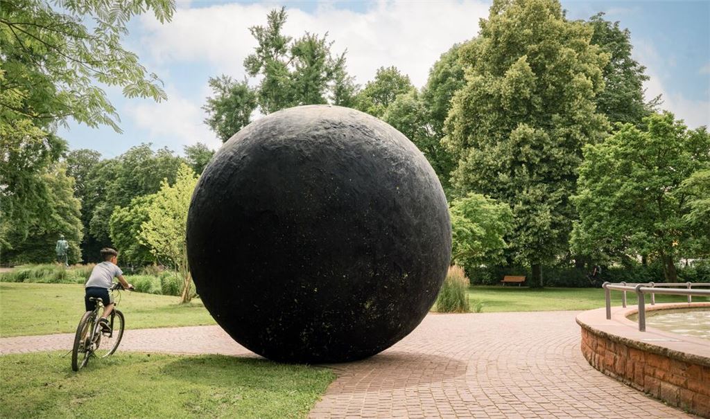 Der „Black Ball“ von Yvonne Dröge Wendel rollt durch die Region. Foto: Sander van Wettum