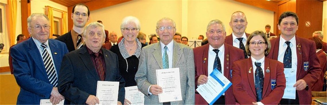 Der Blasmusik-Kreisverband, vertreten durch Sascha Morlock (2. von li.), ehrt die Aktiven Jochen Dorschner, Sabrina Appich, Markus Rößle und Hans Vollmer. Der Musikverein ernennt Konrad Oppel, Jutta Geissinger, Hermann Fasching und Walter Mollik zu Ehrenmitgliedern (v. re.).