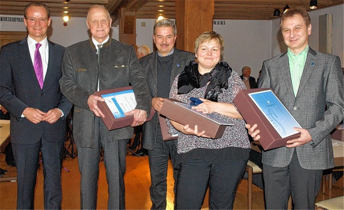 Der Blasmusikkreisverband Pforzheim-Enzkreis (li. Vorsitzender Gunther Krichbaum) ehrt Michael Klemm, Andrea Paupy, Thomas Büchle und Kurt Götz (v.re.).