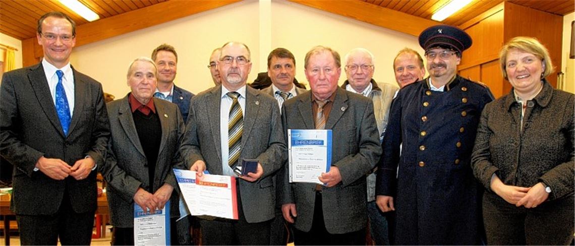 Der Blasmusikkreisverband, links Vorsitzender Gunther Krichbaum, ehrt seine Jubilare.