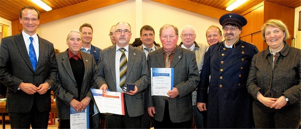 Der Blasmusikkreisverband, links Vorsitzender Gunther Krichbaum, ehrt seine Jubilare.