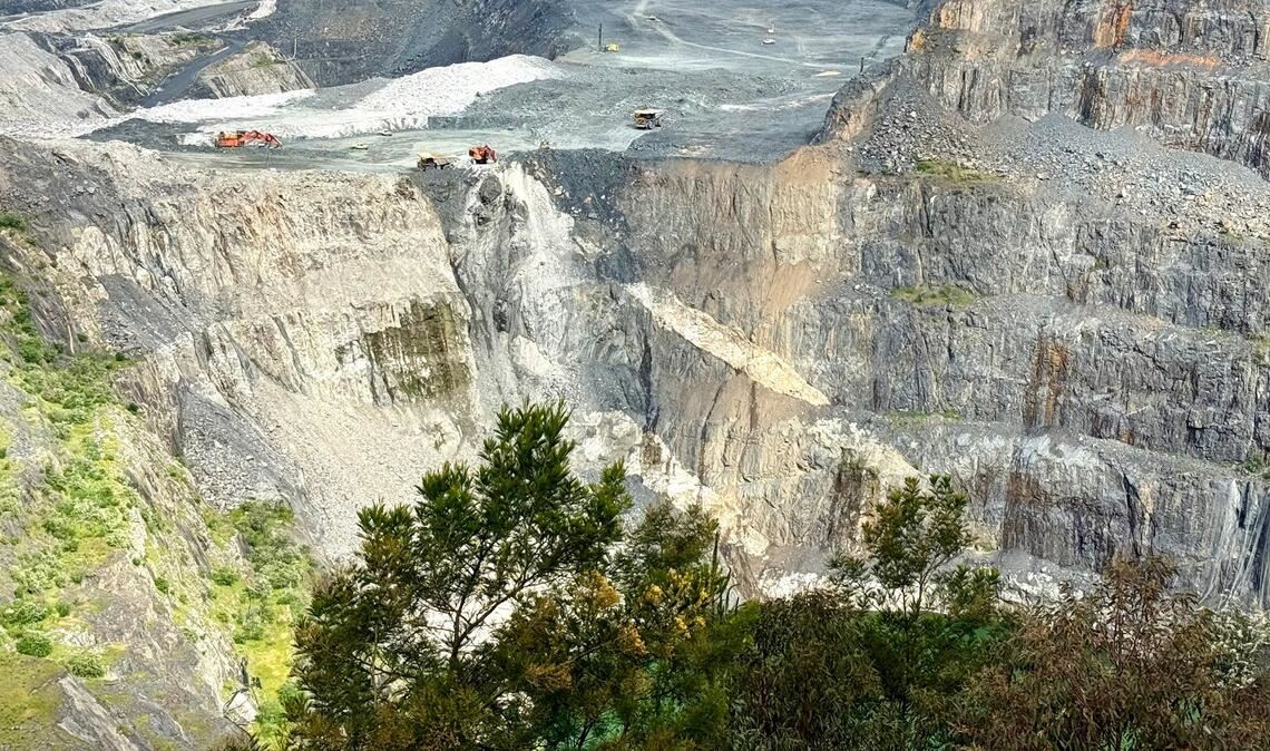 Der Blick  auf die riesige Greenbushes-Mine ist atemberaubend.