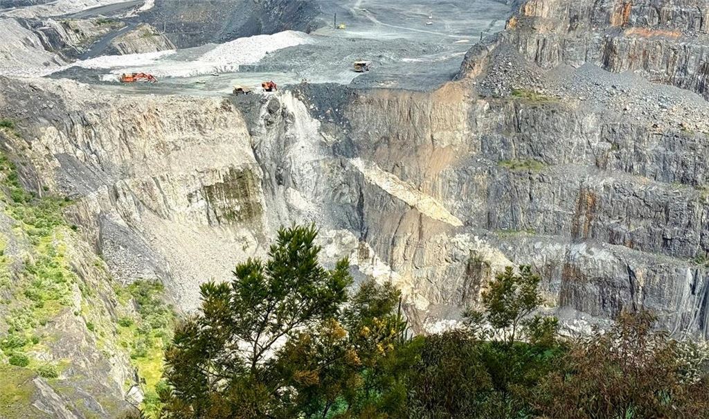 Der Blick  auf die riesige Greenbushes-Mine ist atemberaubend.