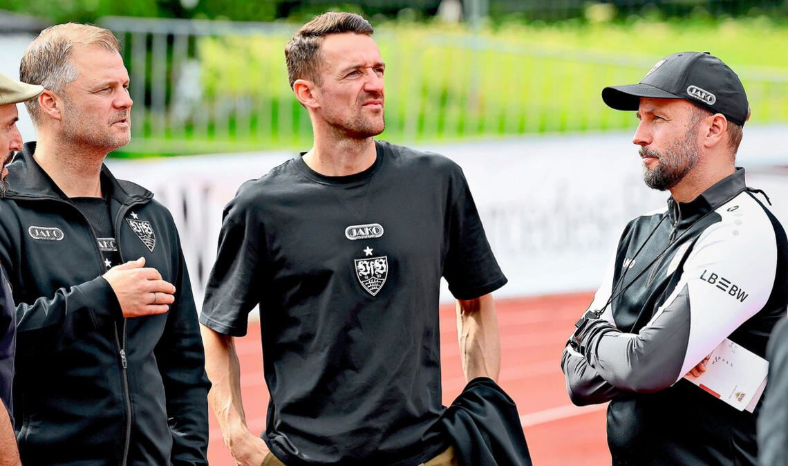 Der Blick beim VfB Stuttgart richtet sich nach vorne: Sportvorstand Fabian Wohlgemuth, Sportdirektor Christian Gentner und Trainer Sebastian Hoeneß (von links)