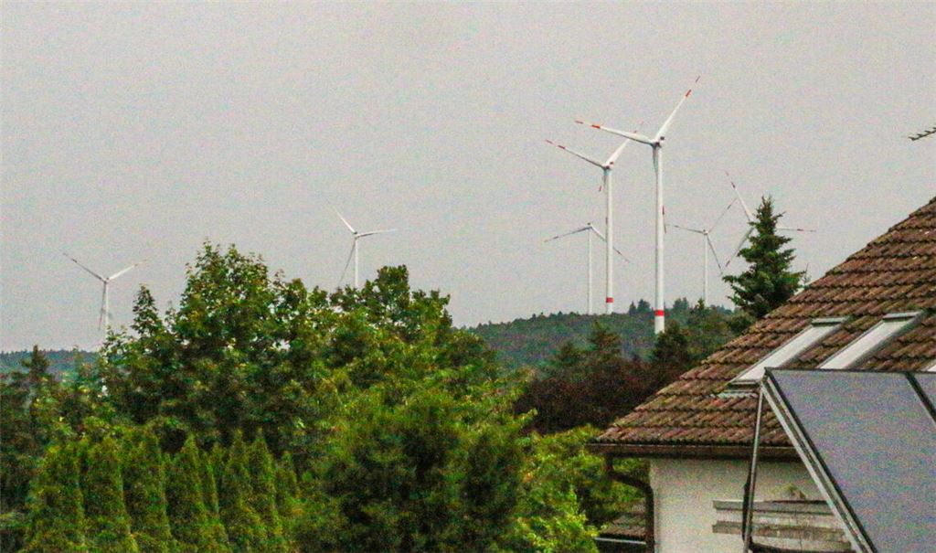Der Blick von Bad Herrenalb-Neusatz auf den Windpark ist eine von wenigen Stellen, an denen die Formation der Windkraftanlagen massiver wirkt, räumt Hans Vester ein. Fotos: Deeg