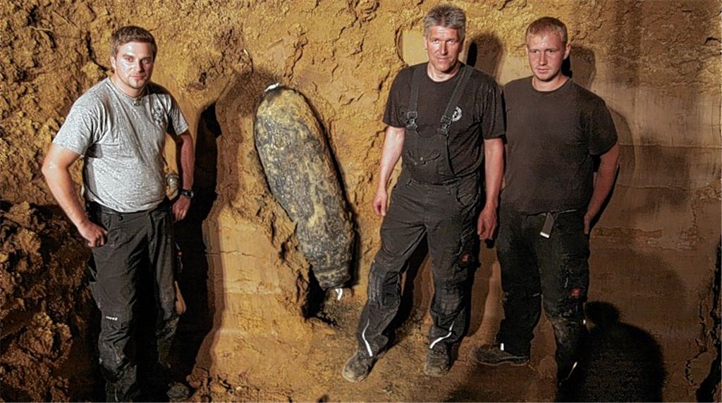 Der Blindgänger aus dem Zweiten Weltkrieg, der von Sven Rasehorn (li.) entschärft worden ist.