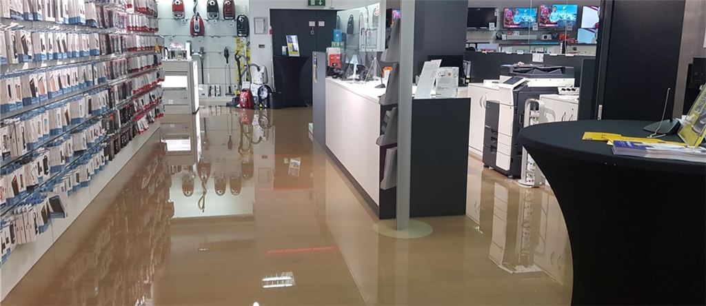 Der Boden des EP:Centers Mühlacker – und mit ihm viele Elektro-Geräte – stehen nach dem Unwetter unter Wasser.Foto: privat
