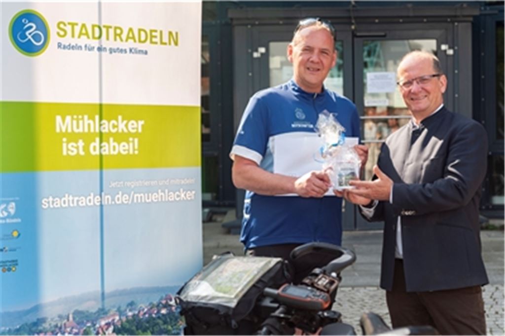 Der Botschafter der Kampagne Stadtradeln, Rainer Fumpfei, überreicht vor dem Start der Aktion ein Geschenk an BürgermeisterWinfried Abicht. Foto: Archiv