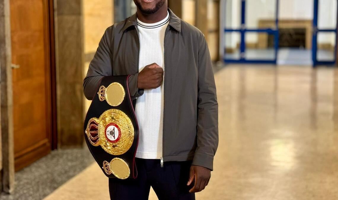 Der Boxprofi Abass Baraou mit dem Interimsweltmeistertitel des Verbands WBA.