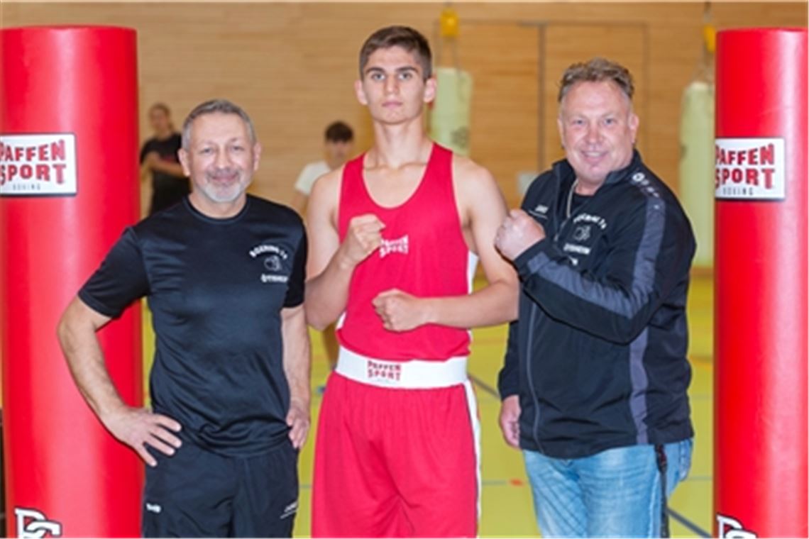 Der Boxring-Vorsitzende Klaus Biebel (re.) und Trainer Ragip Kilic (li.) sind stolz auf Cihan Kilic, der in seiner Klasse den Landesmeister-Titel geholt hat.Foto: Fotomoment
