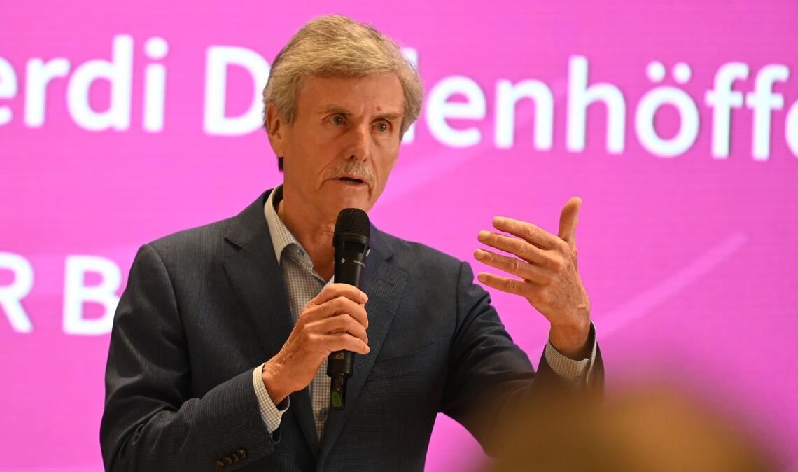 Der Branchenexperte Ferdinand Dudenhöffer beurteilt die Situation von US-Elektroautobauer Tesla trotz gestiegener Nachfrage skeptisch. (Archivbild)