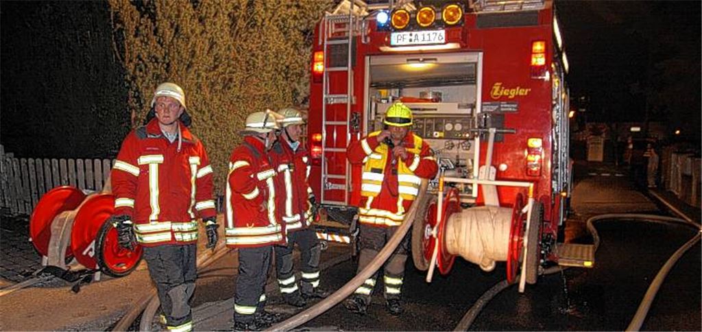 Der Brand eines Anbaus ruft ein größeres Aufgebot der Feuerwehren von Ötisheim und Mühlacker auf den Plan. 