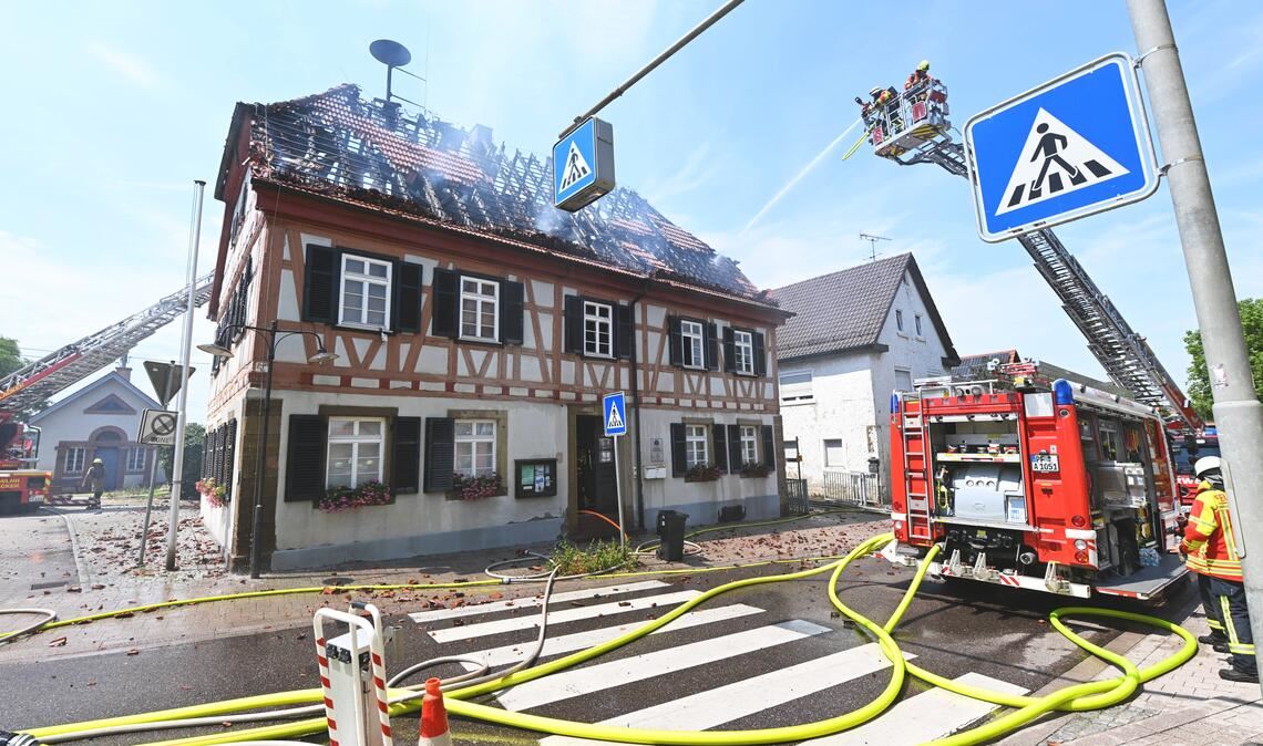 Der Brand hat den Dachstuhl des Gebäudes fast vollständig zerstört, auf dem Boden liegen zahlreiche heruntergefallene Ziegel. Fotos: Schüller, Feuerwehr Wiernsheim