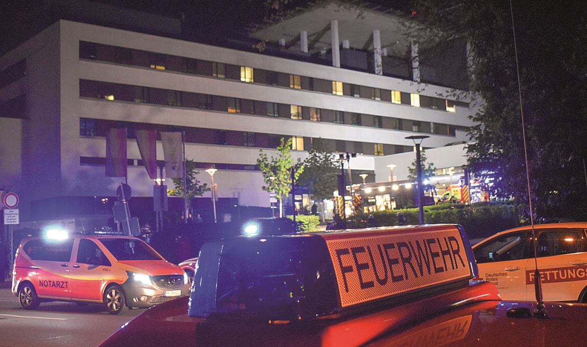 Der Brand in der Notaufnahme des Helios-Klinikums sorgt wegen des Todesopfers, das vor Ausbruch des Feuers an ein Klinikbett fixiert worden war, auch überregional für Aufsehen. Foto: Archiv
