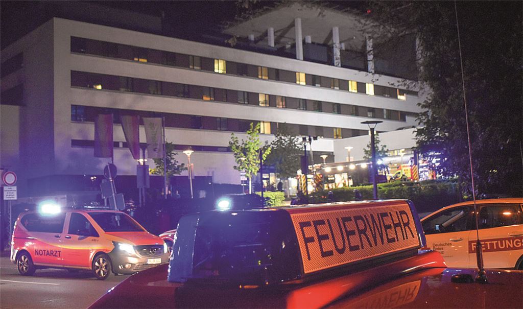 Der Brand in der Notaufnahme des Helios-Klinikums sorgt wegen des Todesopfers, das vor Ausbruch des Feuers an ein Klinikbett fixiert worden war, auch überregional für Aufsehen. Foto: Archiv