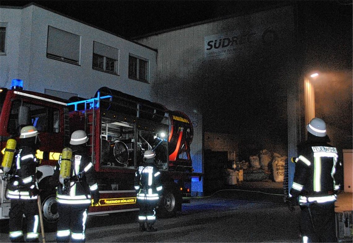Der Brand in einer Illinger Firma hat am Freitag einen Großeinsatz ausgelöst. Foto: Stahlfeld
