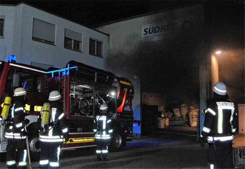 Der Brand in einer Illinger Firma hat am Freitag einen Großeinsatz ausgelöst. Foto: Stahlfeld