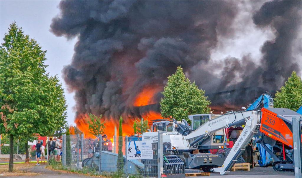 Der Brand in einer Recyclingfirma in Flehingen (Foto) erinnert besonders in Illingen an das Feuer, das in der Stromberggemeinde in einem Recyclingbetrieb im Gewerbegebiet Schweichling im vergangenen September ausgebrochen war. Foto: Einsatz-Report24