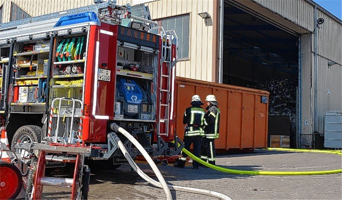 Brand bei Süd-Rec: Feuerwehr rückt aus