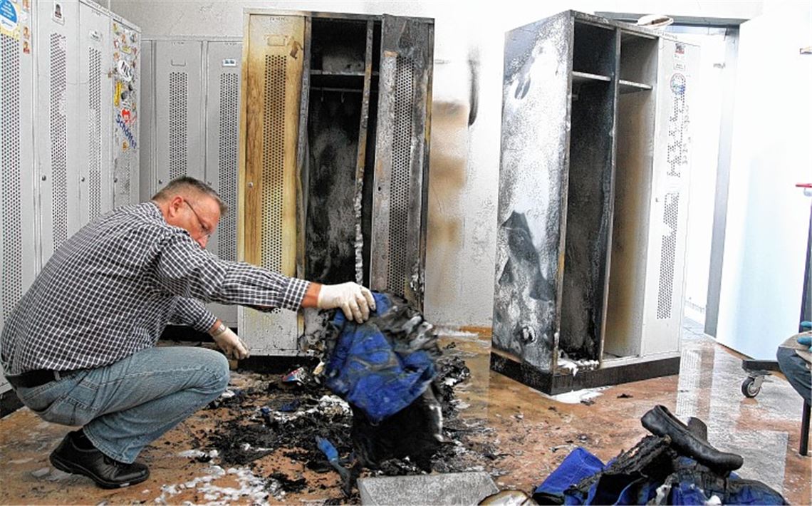 Der Brandschutzexperte der Kriminalpolizei sichert die Spuren aus dem verkokelten Spind. Alles deutet auf fahrlässige Brandstiftung hin. Fotos: Goertz