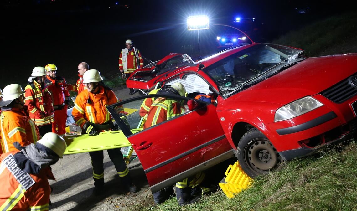 Der „Brandstifter“ ist mit mehreren Insassen im Auto, die befreit werden müssen, auf seiner Flucht verunglückt. Fotos: Feuerwehr Wiernsheim