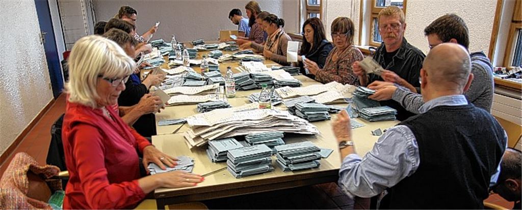 Der Briefwahlausschuss der Stadt Mühlacker hat einiges zu tun. Die Zahl der Briefwähler ist auf mehr als 2500 gestiegen.Foto: Sadler