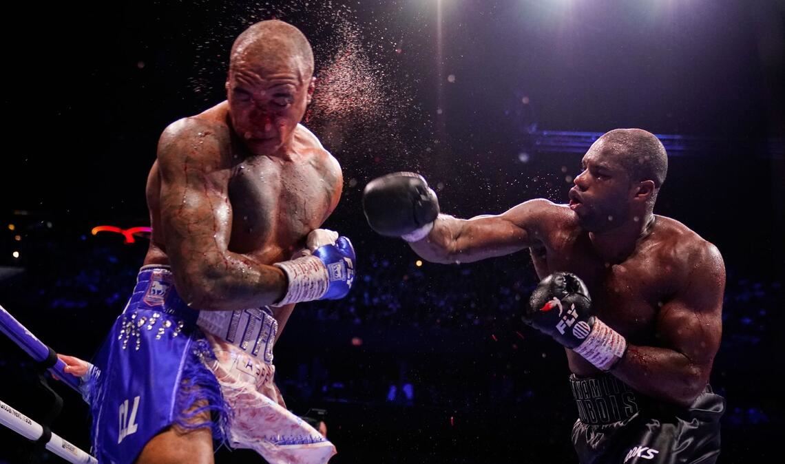 Der Brite Daniel Dubois (r) landet einen Schlag gegen den Briten Fabio Wardley im WM-Schwergewichtskampf der WBO.