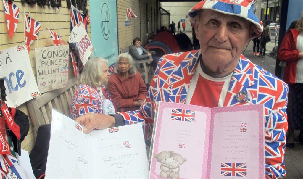 Der Brite Terry Hutt zeigt am 30.04.2015 - seinem 80. Geburtstag - vor dem St. Mary's Hospital in London (Großbritannien) zwei Karten für den erwarteten Nachwuchs im britischen Königshaus: eine für einen Jungen und eine für ein Mädchen. In der Klinik wird Herzogin Kate ihr zweites Kind zur Welt bringen.