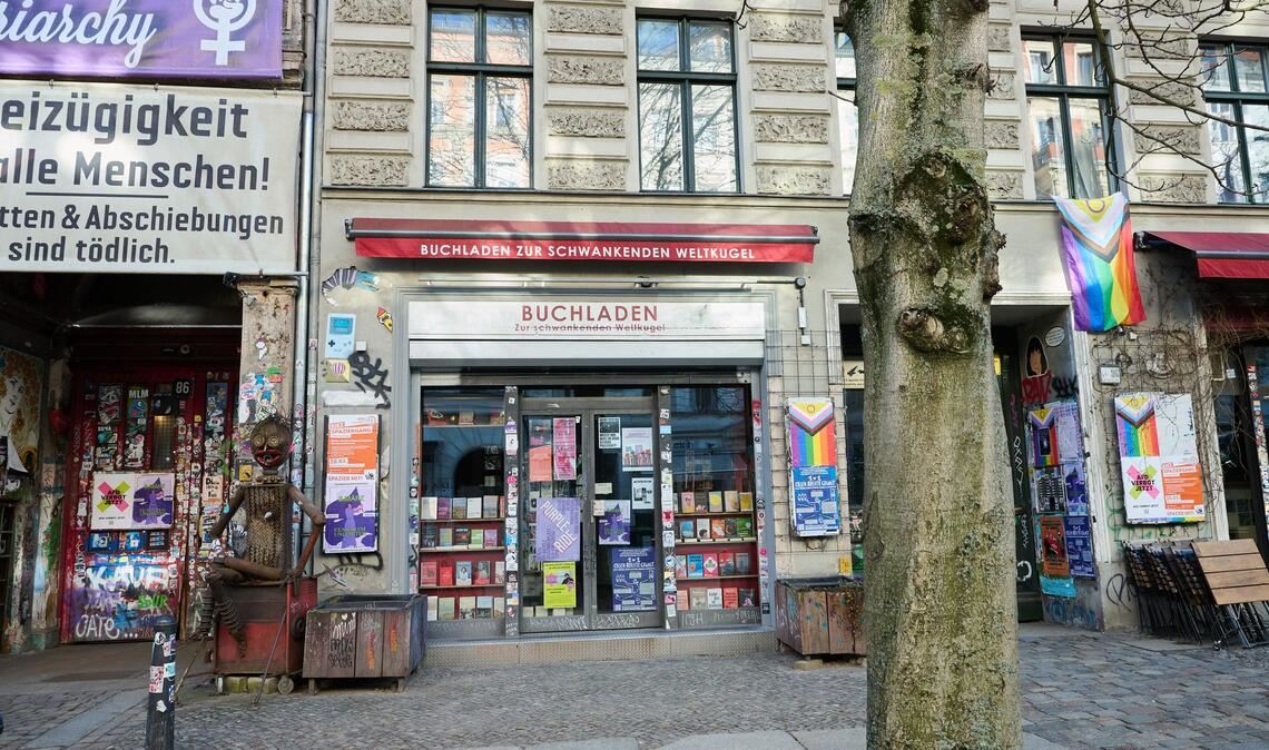 Der Buchladen "Zur schwankenden Weltkugel" in Berlin.