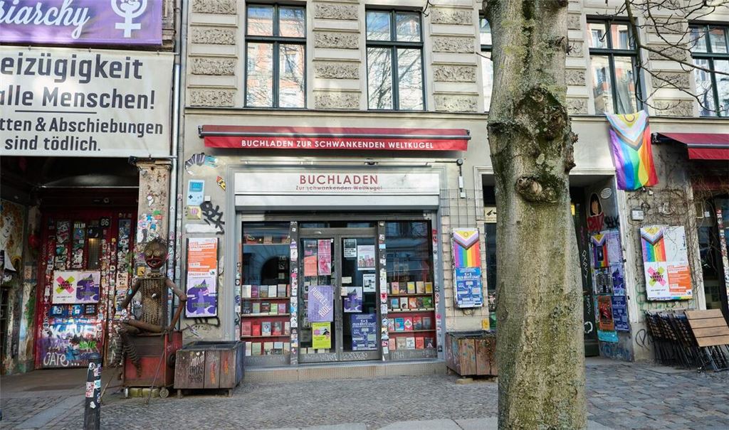 Der Buchladen "Zur schwankenden Weltkugel" in Berlin.