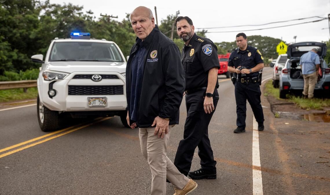 Der Bürgermeister von Honolulu, Rick Blangiardi (l), begutachtet die Hochwasserschäden.