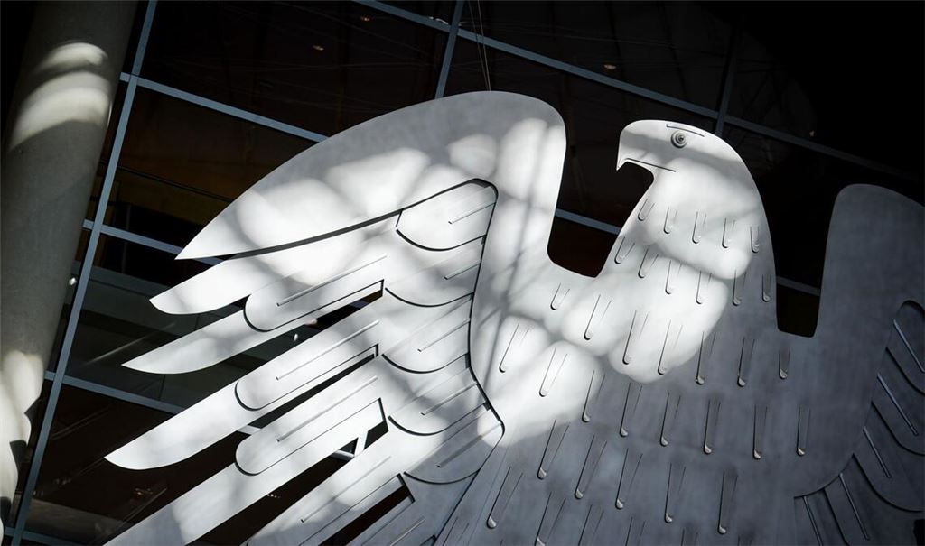 Der Bundesadler wird im Plenarsaal des Bundestags. (Archivbild)