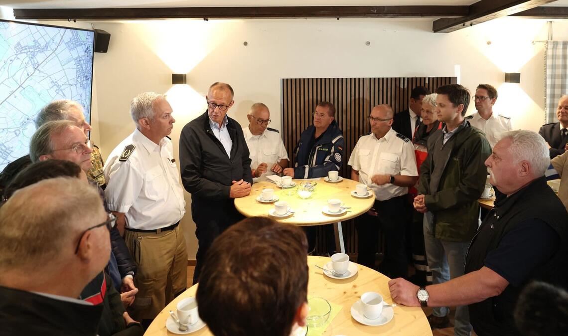 Der Bundeskanzler sprach mit Vertretern aller an der Brandbekämpfung beteiligten Organisationen.