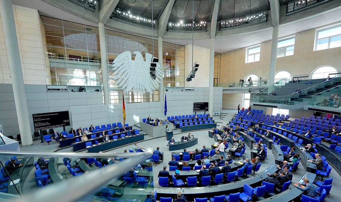 Der Bundestag debattierte zum ersten Mal über die Reform, die umstritten ist.