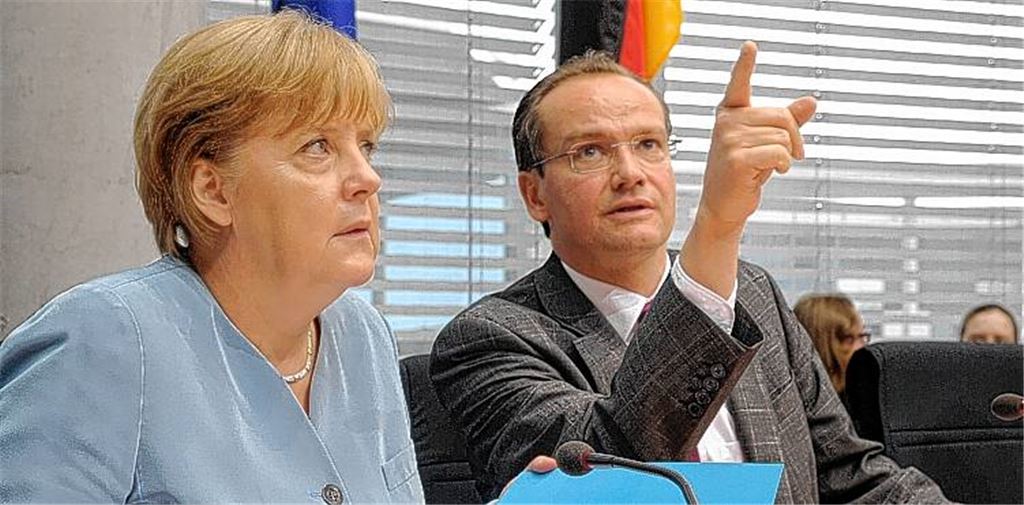 Der Bundestagsabgeordnete Gunther Krichbaum – hier im Gespräch mit Kanzlerin Angela Merkel – gibt bei der CDU Enzkreis/Pforzheim, die heute in Mühlacker tagt, die Richtung vor. Der 47-Jährige sieht seine Partei in der Region gut aufgestellt, gibt jedoch zu, dass sich die Union im Land an ihre neue Rolle in der Opposition erst noch gewöhnen muss. 