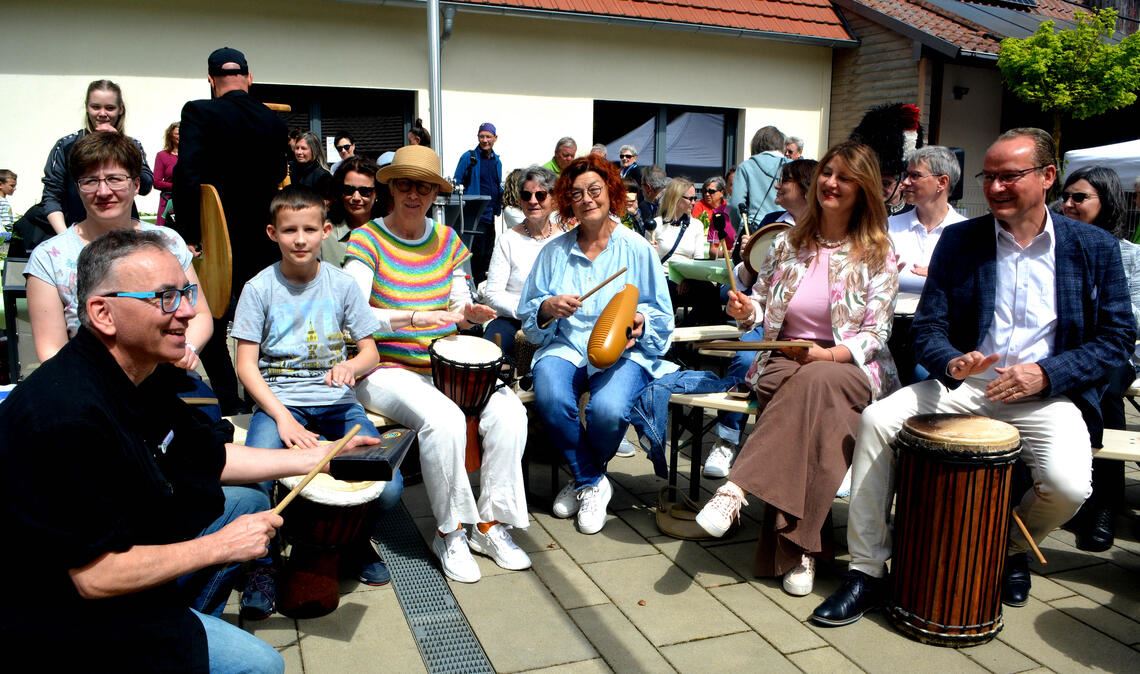 Der Bundestagsabgeordnete Gunther Krichbaum trommelt beim Drum-Circle.