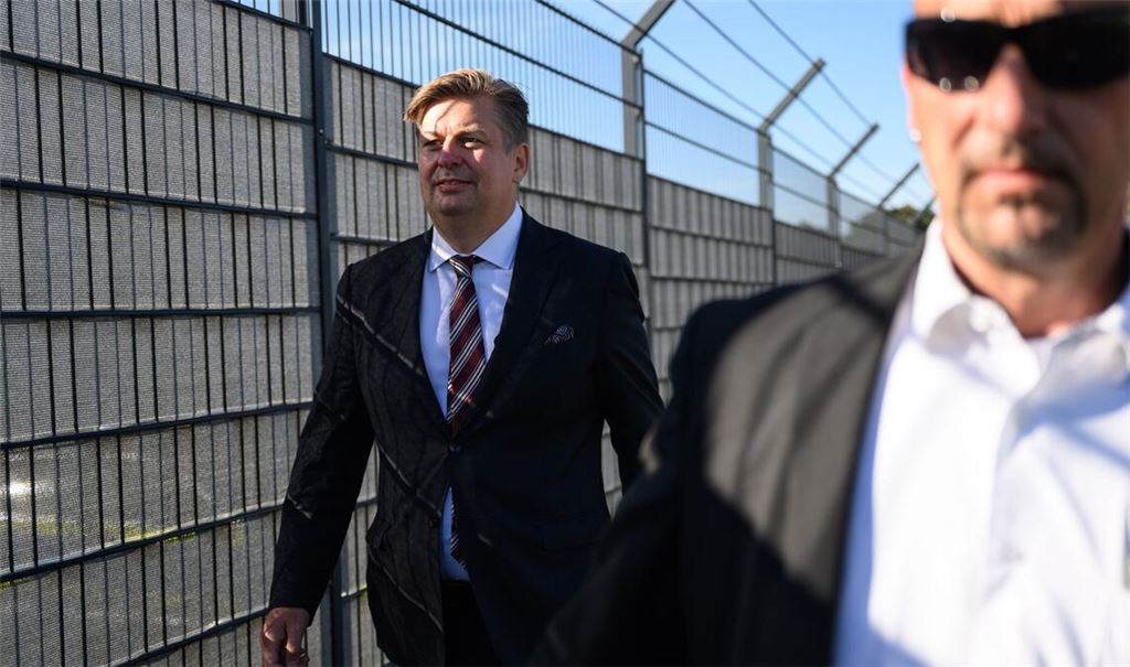 Der Bundestagsabgeordnete Maximilian Krah (AfD) sagte im Prozess gegen seinen ehemaligen Mitarbeiter als Zeuge aus.