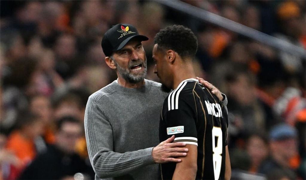 Der Bundestrainer Jürgen Klopp (links) beglückwünscht den Torschützen Felix Nmecha. Am Ende gibt es jedoch ein 1:1 in den Niederlanden.