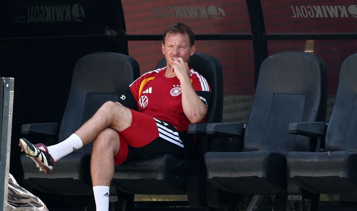 Der Bundestrainer ist froh über jeden Schattenplatz.