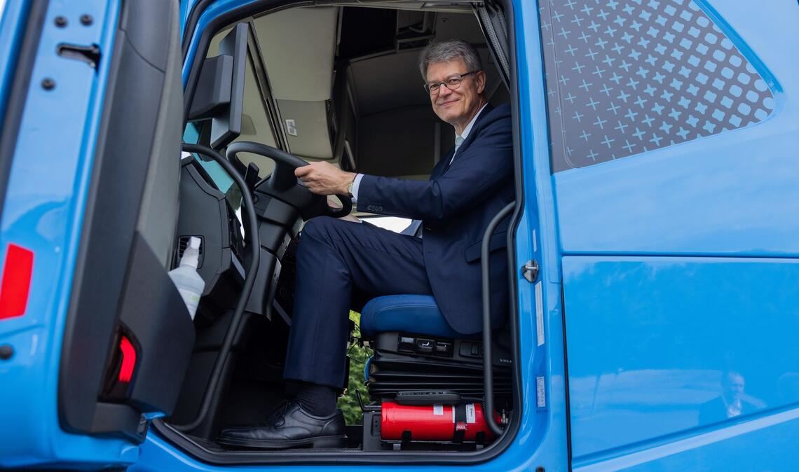 Der Bundesverkehrsminister gibt den Startschuss für das SID-Tool.