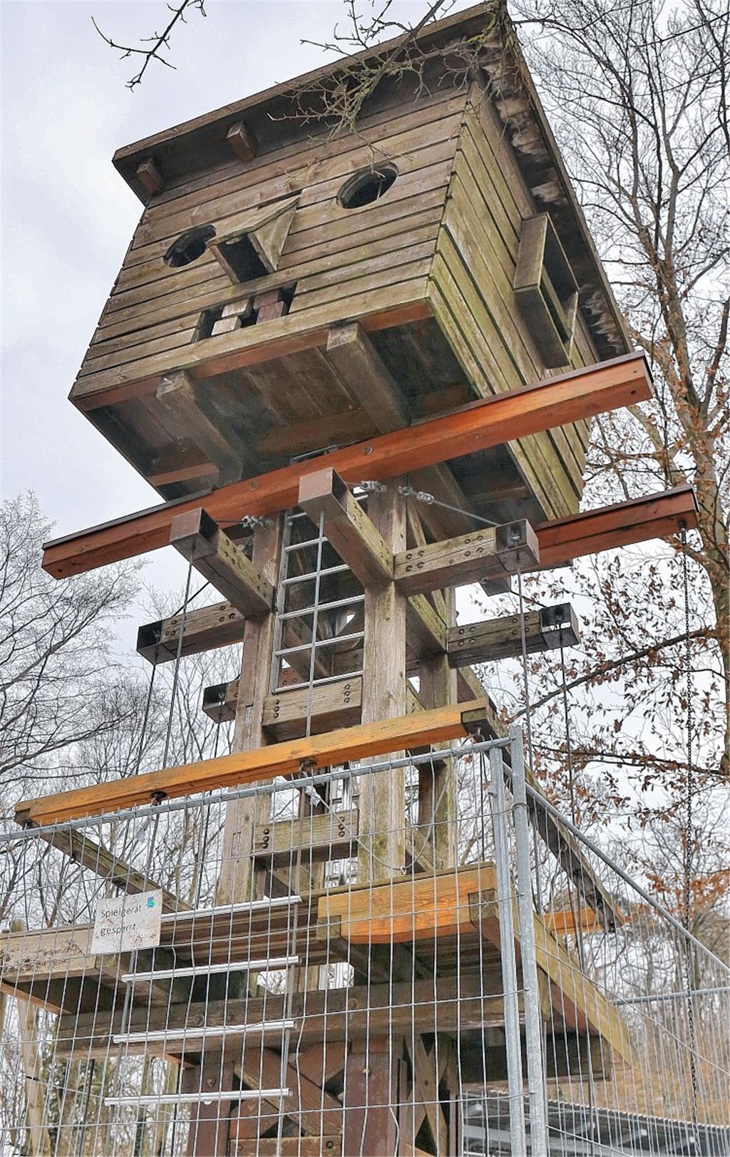 Spielturm wird abgebaut