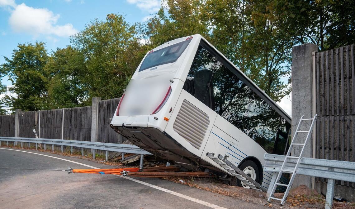 Bus bricht durch Schallschutzwand - zahlreiche Verletzte Der Bus brach in einer Kurve durch die Leitplanke und die Schallschutzwand.